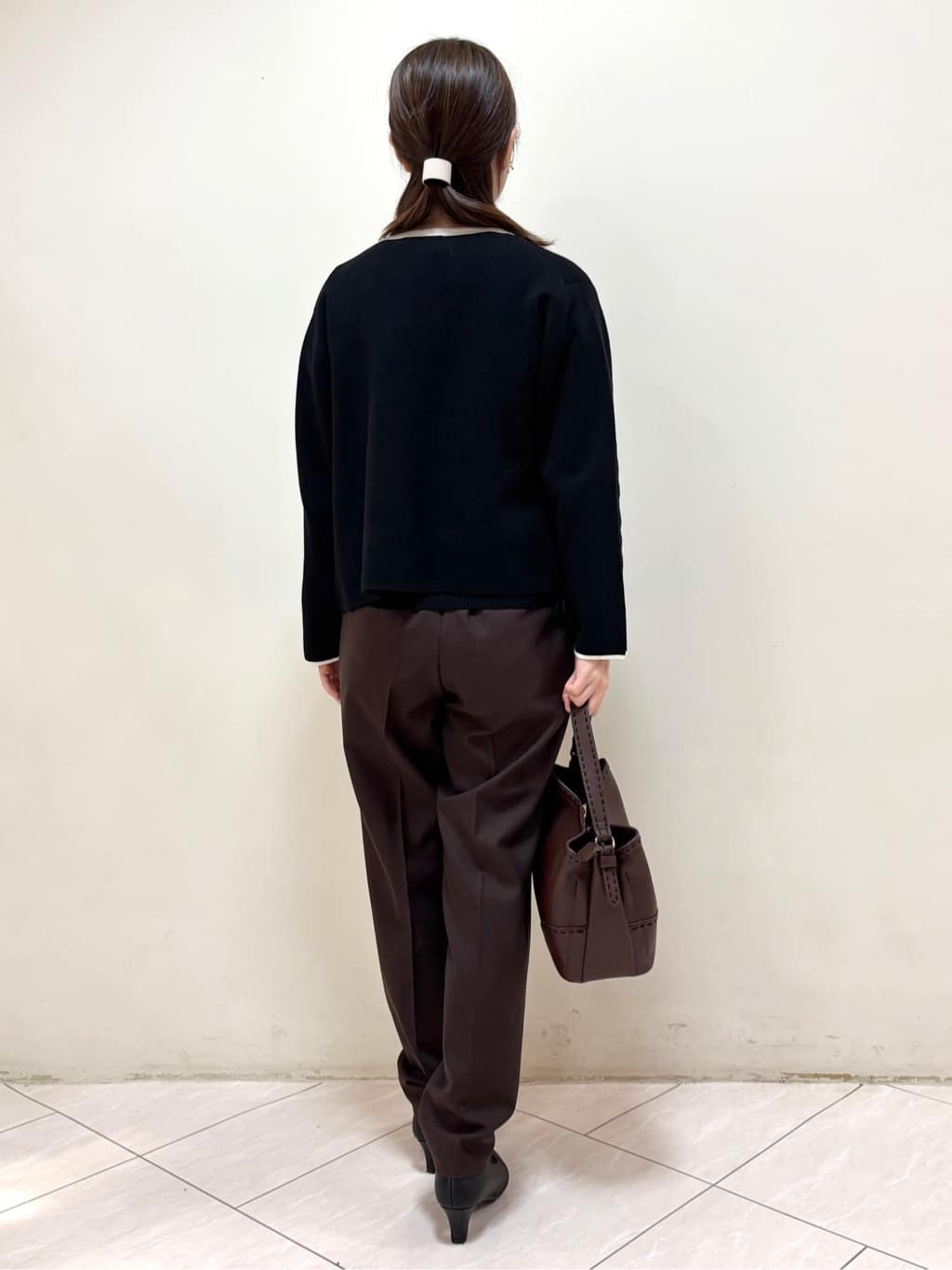 mikiさんの「Reflect｜【秋映え／単品使い◎／すっきり見え】ブローチ付きニットアンサンブル」を使ったコーディネート