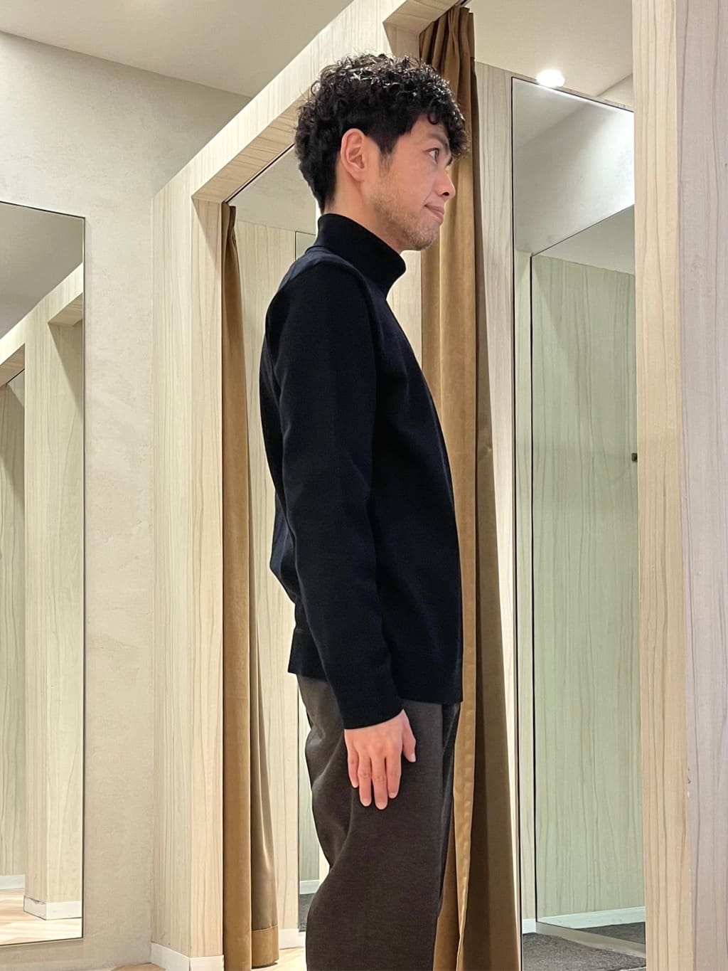 URAさんの「TAKEO KIKUCHI｜アンチピリング タートルネック ニット」を使ったコーディネート