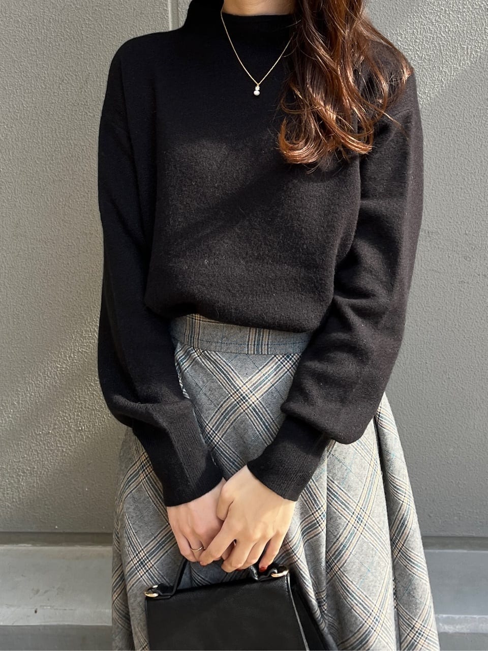 はばさんの「Couture brooch｜【ゆるふわ・通勤】リッシュアンゴラ バックパール調ニット」を使ったコーディネート