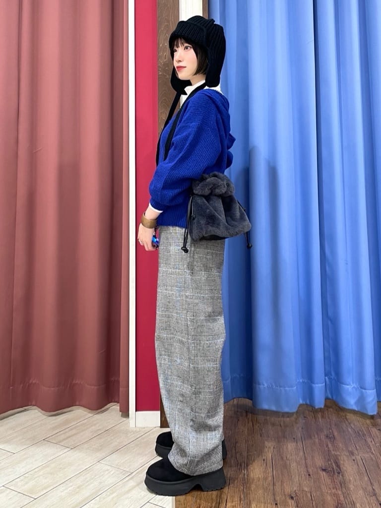 るるさんの「SHOO･LA･RUE｜【S-LL】お顔周りをすっきり魅せる ふんわり Vネックフードニット」を使ったコーディネート