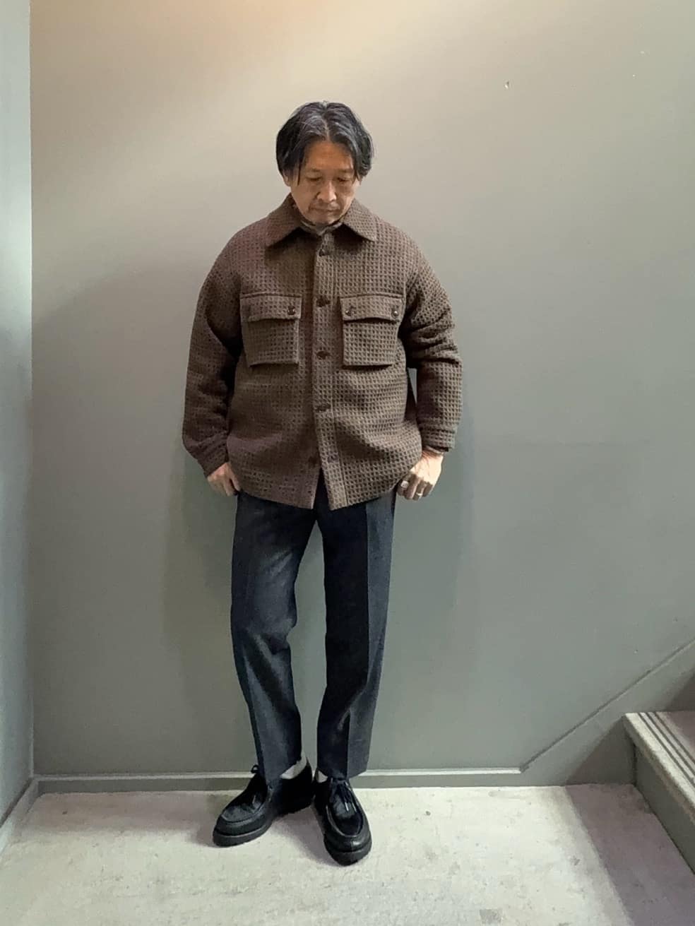 デザイナーTAKEman さんの「TAKEO KIKUCHI｜【Air Palette Knit】ワンポイント カラーニット プルオーバー」を使ったコーディネート