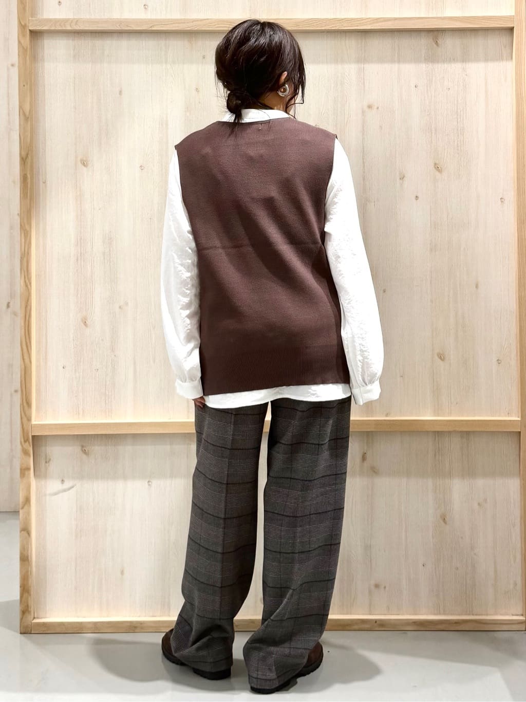 nanaさんの「THE SHOP TK｜【春まで着られる】ニットベスト＆ブラウスセット/洗濯機OK」を使ったコーディネート