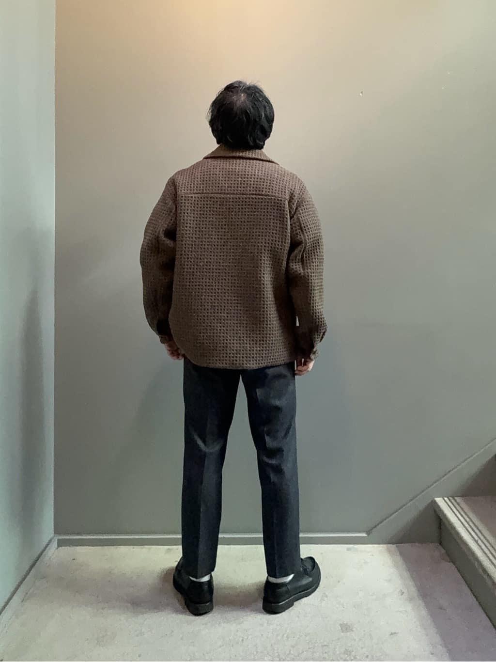 デザイナーTAKEman さんの「TAKEO KIKUCHI｜【Air Palette Knit】ワンポイント カラーニット プルオーバー」を使ったコーディネート