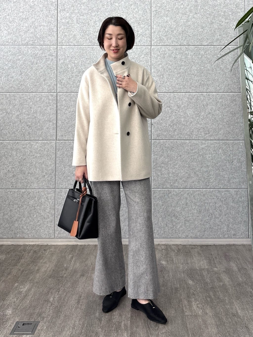 yuriさんの「INDIVI｜【冬ニット人気NO．1！／カシミヤ混】ミドルゲージハイネックニット」を使ったコーディネート