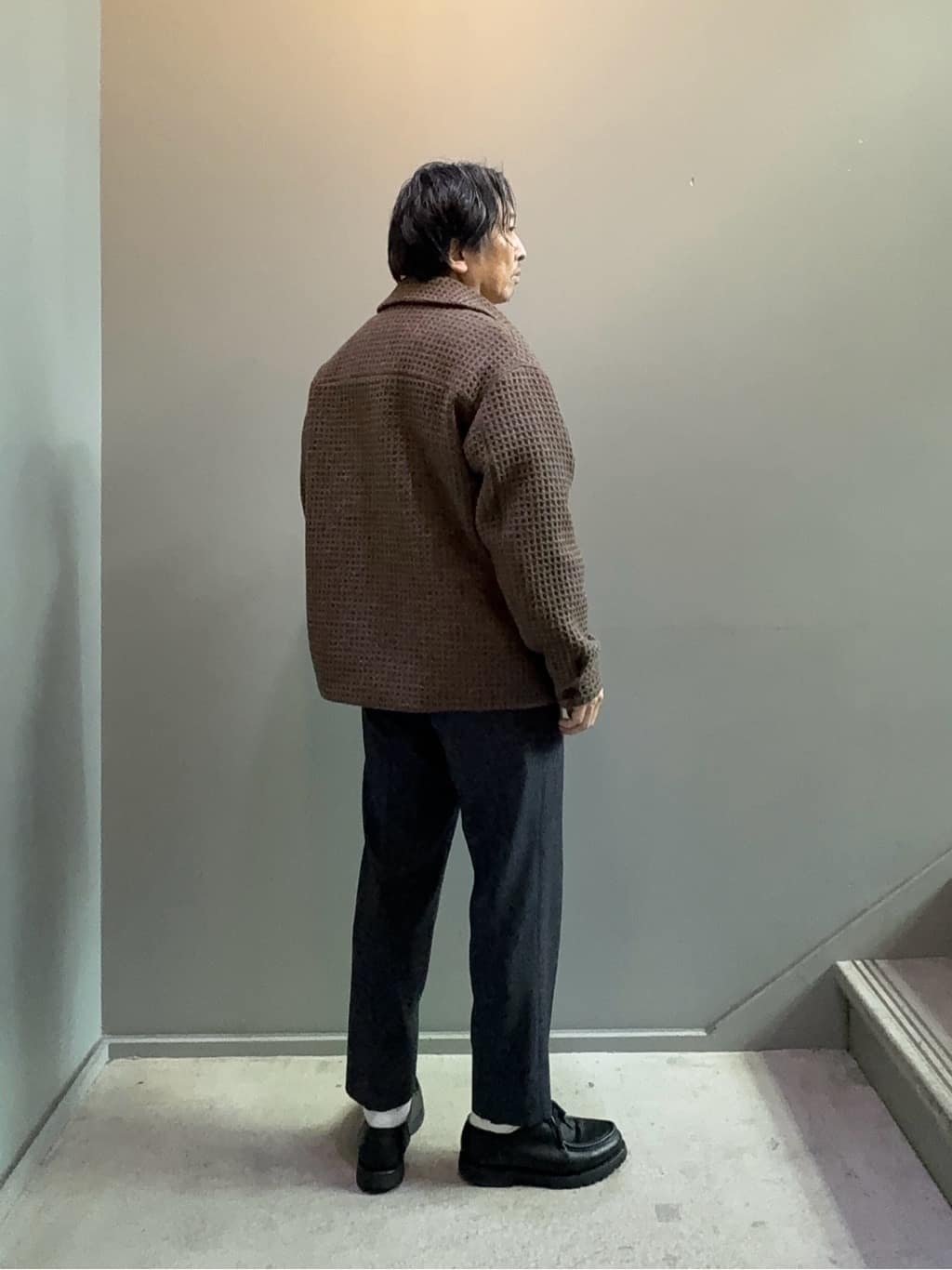 デザイナーTAKEman さんの「TAKEO KIKUCHI｜【Air Palette Knit】ワンポイント カラーニット プルオーバー」を使ったコーディネート