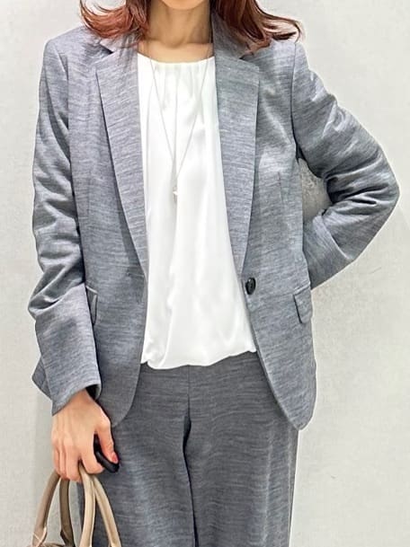 Miwaさんの「UNTITLED｜【洗えるスーツ／ストレッチ】ウール混ジャージ テーパードパンツ」を使ったコーディネート