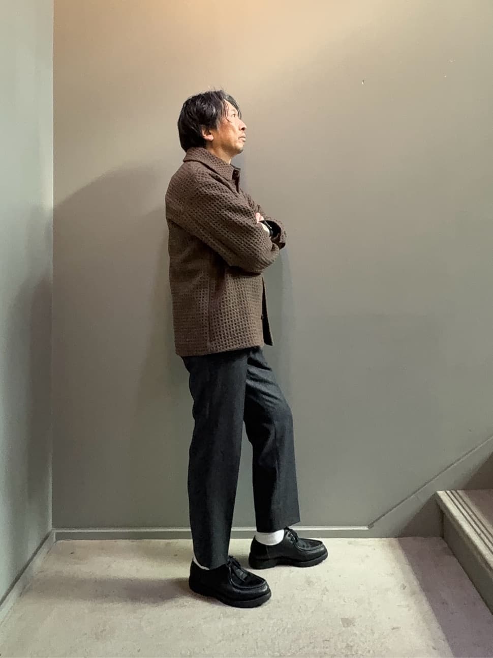 デザイナーTAKEman さんの「TAKEO KIKUCHI｜【Air Palette Knit】ワンポイント カラーニット プルオーバー」を使ったコーディネート