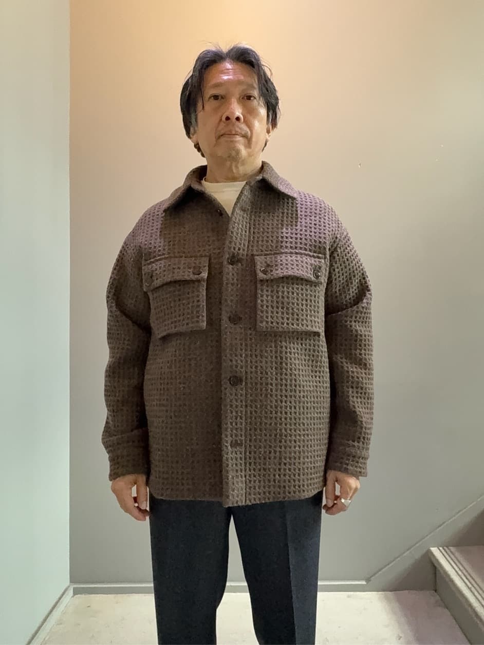 デザイナーTAKEman さんの「TAKEO KIKUCHI｜【Air Palette Knit】ワンポイント カラーニット プルオーバー」を使ったコーディネート