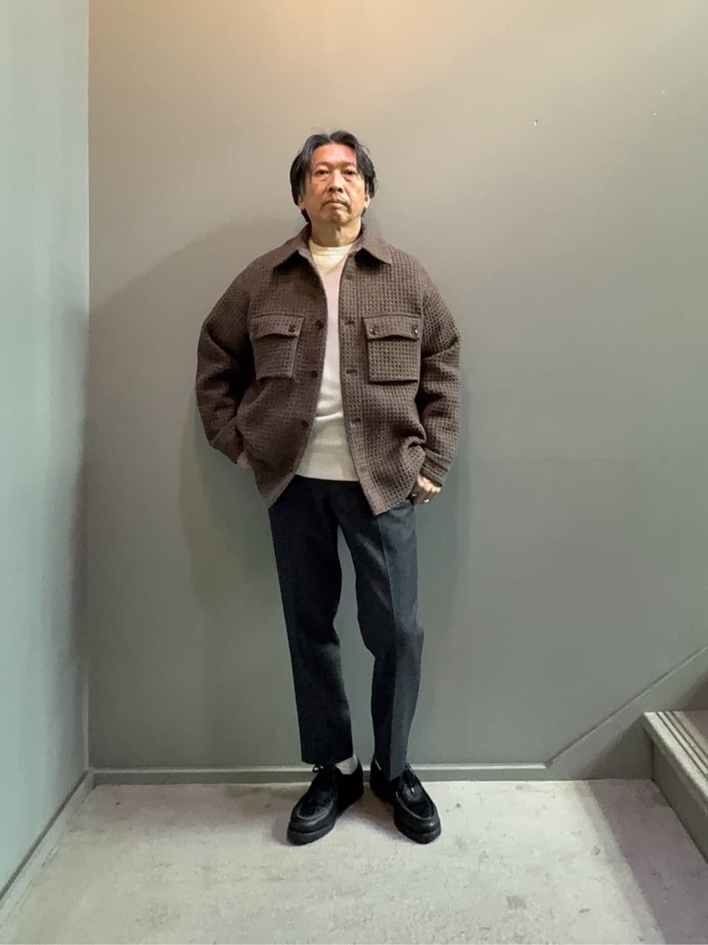 デザイナーTAKEman さんの「TAKEO KIKUCHI｜【Air Palette Knit】ワンポイント カラーニット プルオーバー」を使ったコーディネート