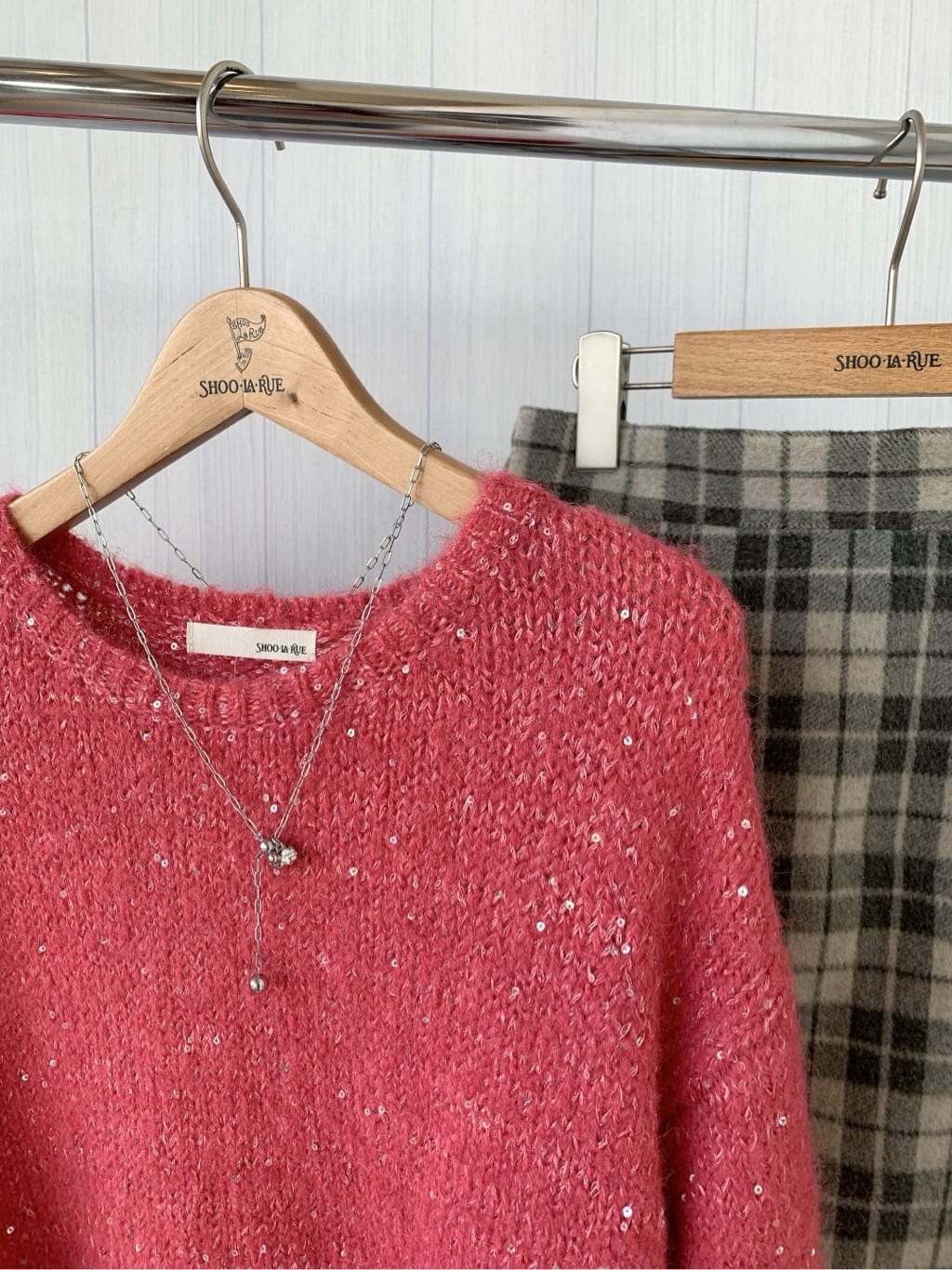 misaさんの「SHOO･LA･RUE｜【洗濯機可/S-LL】上品にキラリと華やぐ スパンコールニット」を使ったコーディネート