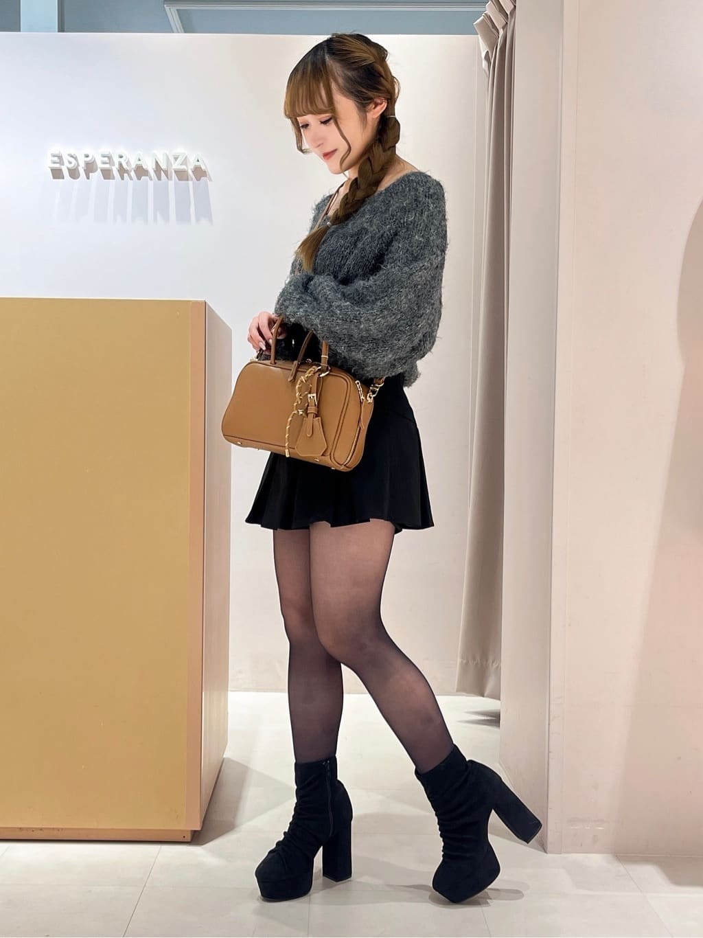 このかさんの「ESPERANZA｜【ラク盛り／ショートブーツ】リピーター続出／脚長美脚 厚底シャーリングブーツ」を使ったコーディネート
