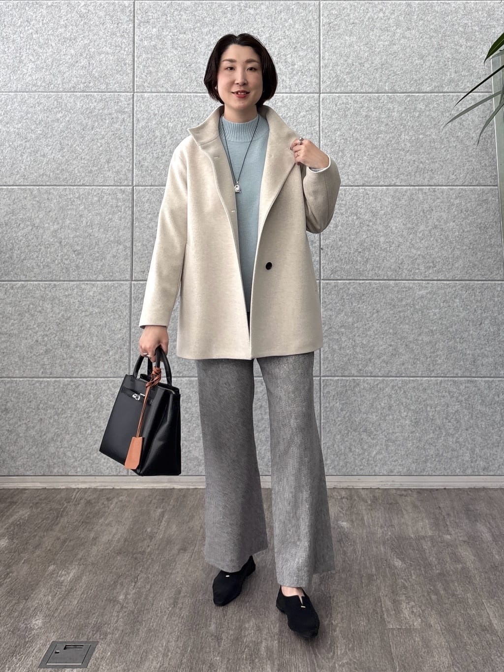 yuriさんの「INDIVI｜【褒められパンツ／ウール混】ウォームウール ワイドパンツ」を使ったコーディネート