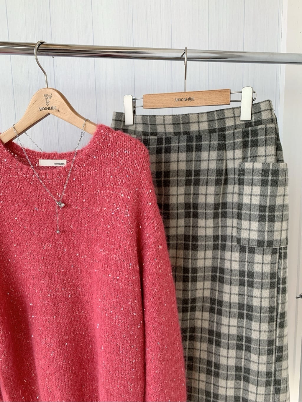 misaさんの「SHOO･LA･RUE｜【洗濯機可/S-LL】上品にキラリと華やぐ スパンコールニット」を使ったコーディネート
