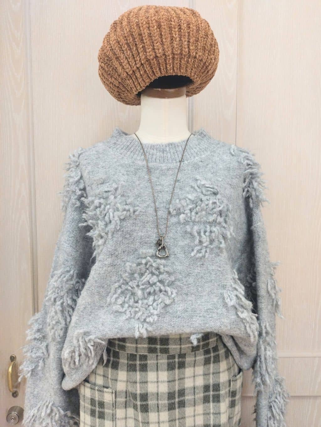 asaさんの「SHOO･LA･RUE｜【洗濯機可】華やぐ ループデザインニット」を使ったコーディネート