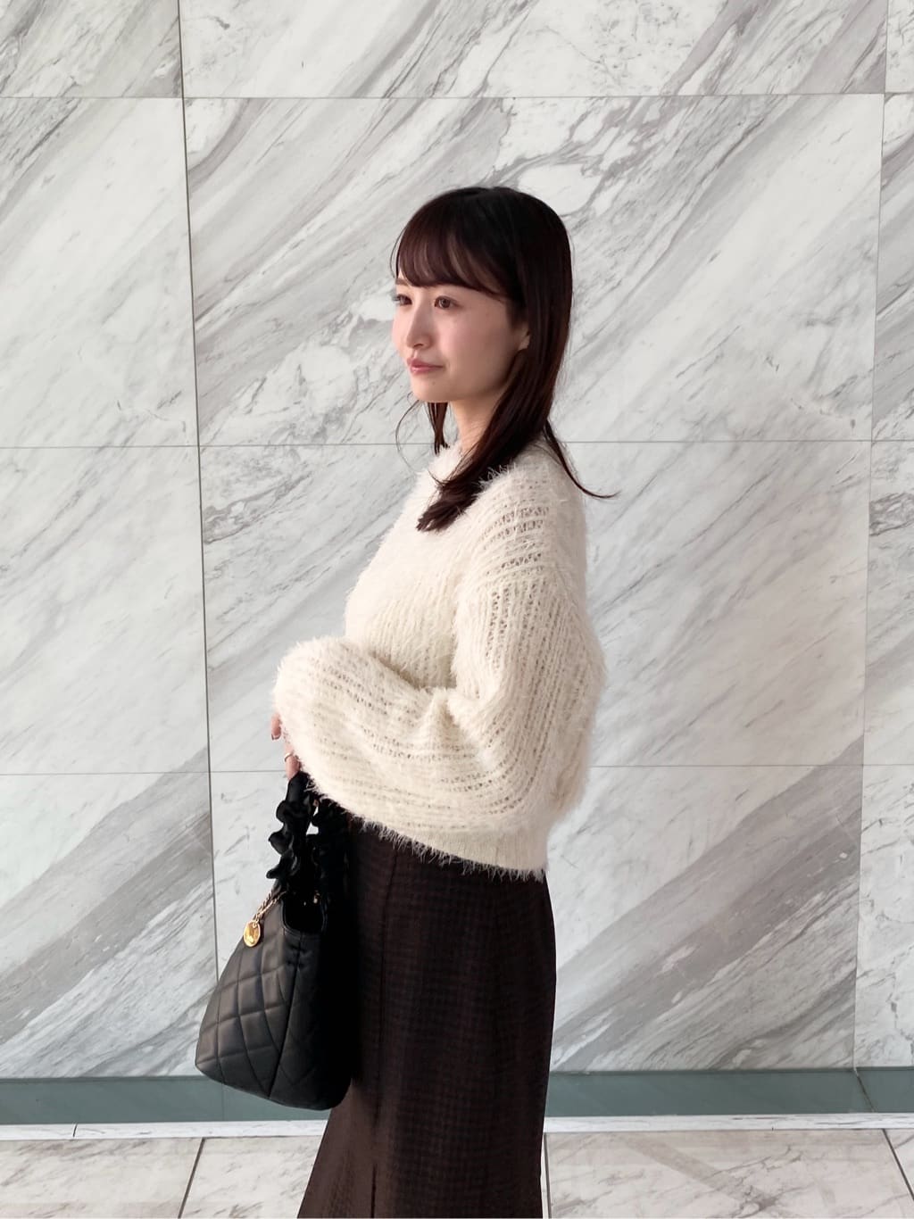 みさかさんの「index｜透かし編みショートフェザーニット【洗濯機OK】」を使ったコーディネート