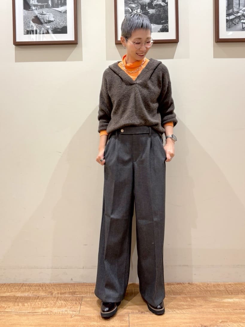 Ayumiさんの「SHOO･LA･RUE｜【S-LL】お顔周りをすっきり魅せる ふんわり Vネックフードニット」を使ったコーディネート