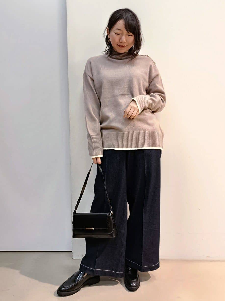 あんさんの「THE SHOP TK｜【インしないで着られる】金ボタン ハイネックニット/毛玉になりにくい/静電気防止/洗濯機OK」を使ったコーディネート