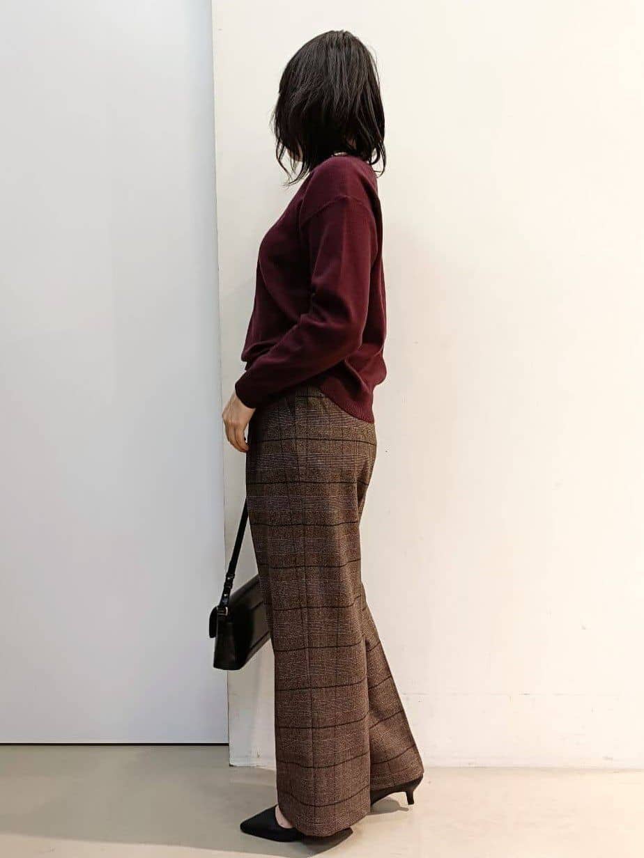 あんさんの「THE SHOP TK｜【すっきりシルエットが叶う】大人のためのVネックニット/毛玉になりにくい/静電気防止/洗濯機OK」を使ったコーディネート