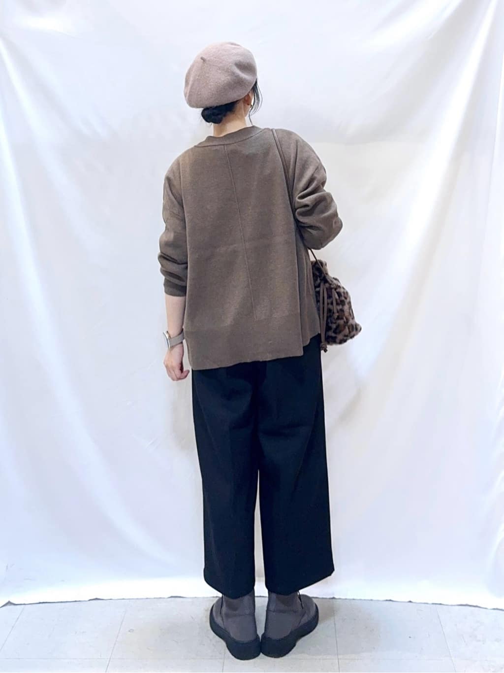 𝐇𝐢𝐫𝐨𝐦𝐢さんの「SHOO･LA･RUE｜【洗える/毛玉レス】表面がきれいなVネックカーディガン」を使ったコーディネート