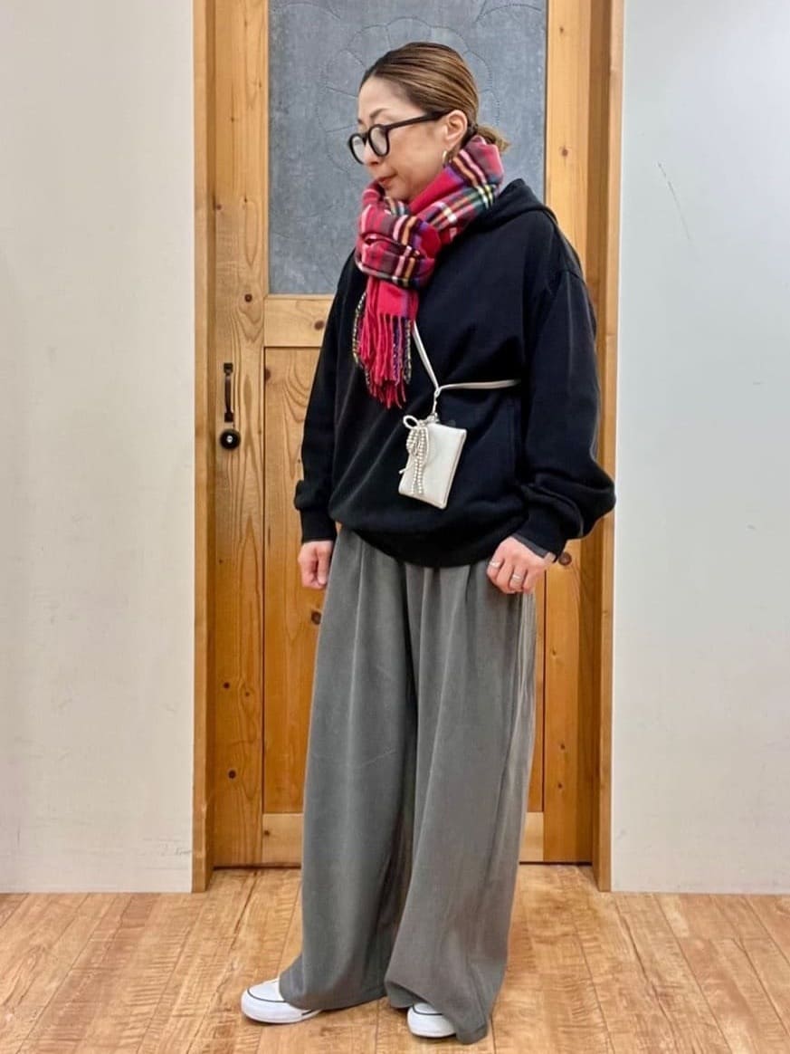 ゆみさんの「SHOO･LA･RUE｜【洗濯機可】ポケット付きが嬉しい ケミカル加工フーディ―」を使ったコーディネート