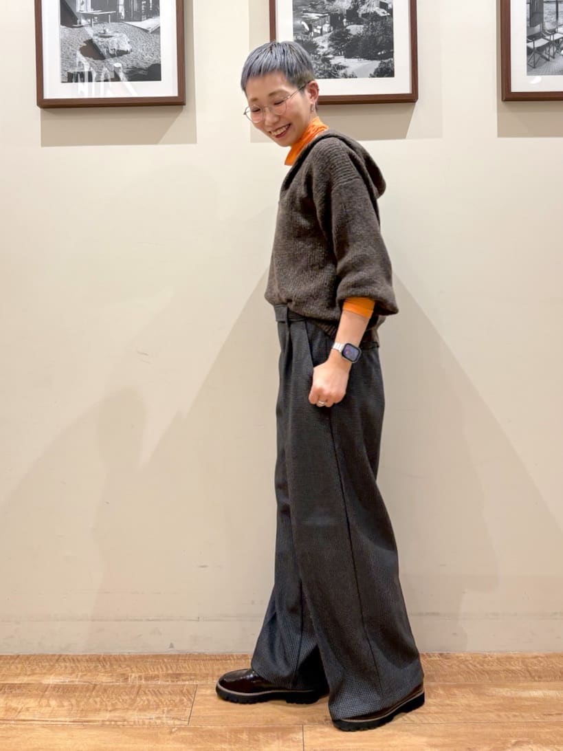 Ayumiさんの「SHOO･LA･RUE｜【S-LL】お顔周りをすっきり魅せる ふんわり Vネックフードニット」を使ったコーディネート