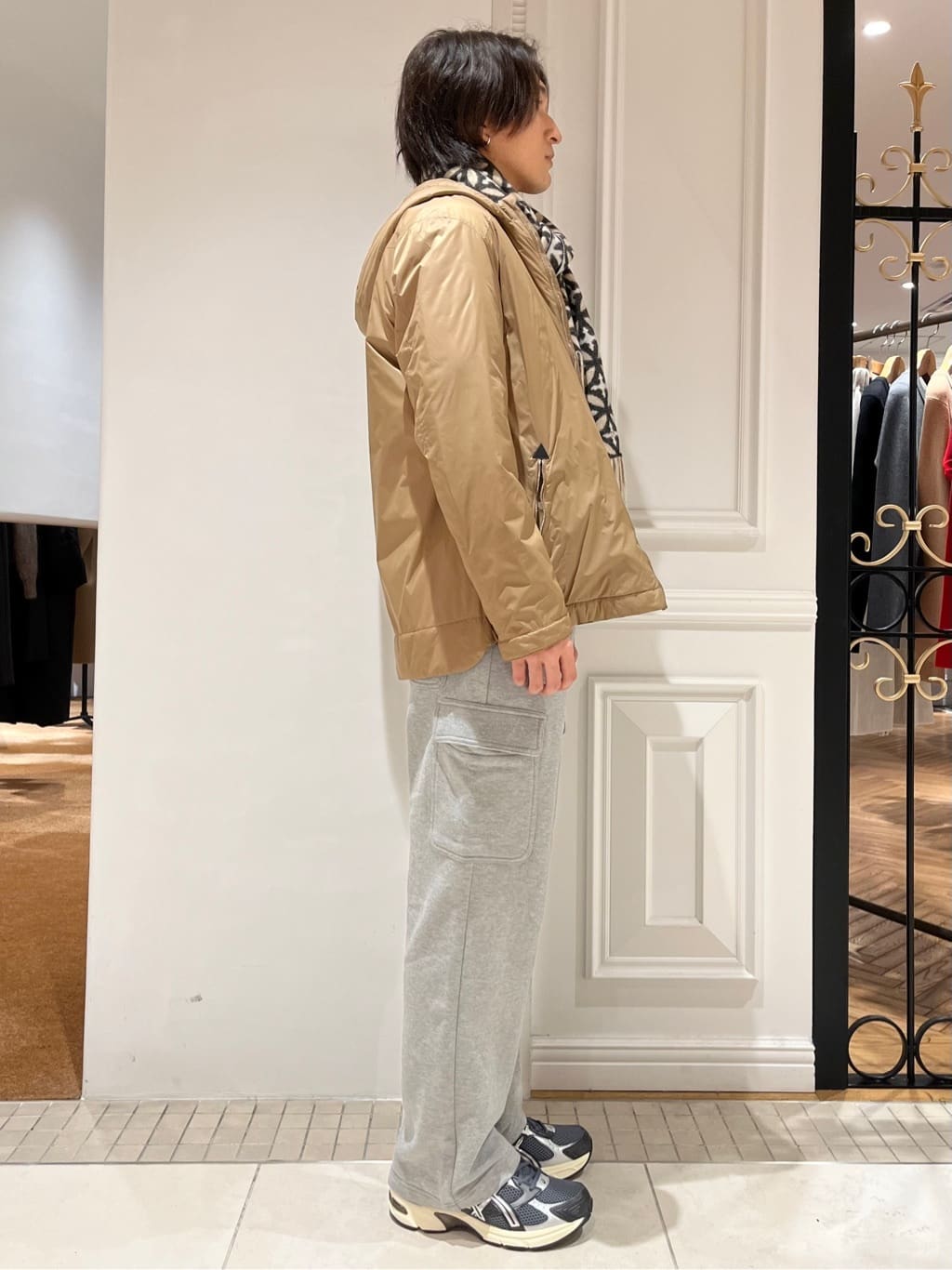 Watanabeさんの「DRESSTERIOR｜オーバーラップサークル カシミヤ100%マフラー」を使ったコーディネート