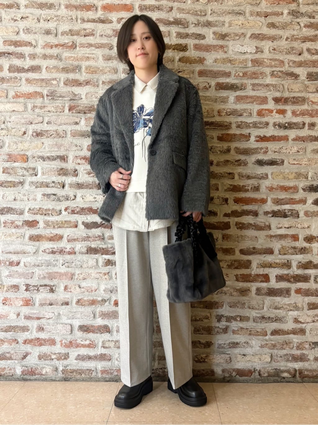 しばさんの「THE SHOP TK｜纏うだけで大人上品 シャギーチェスターハーフコート」を使ったコーディネート