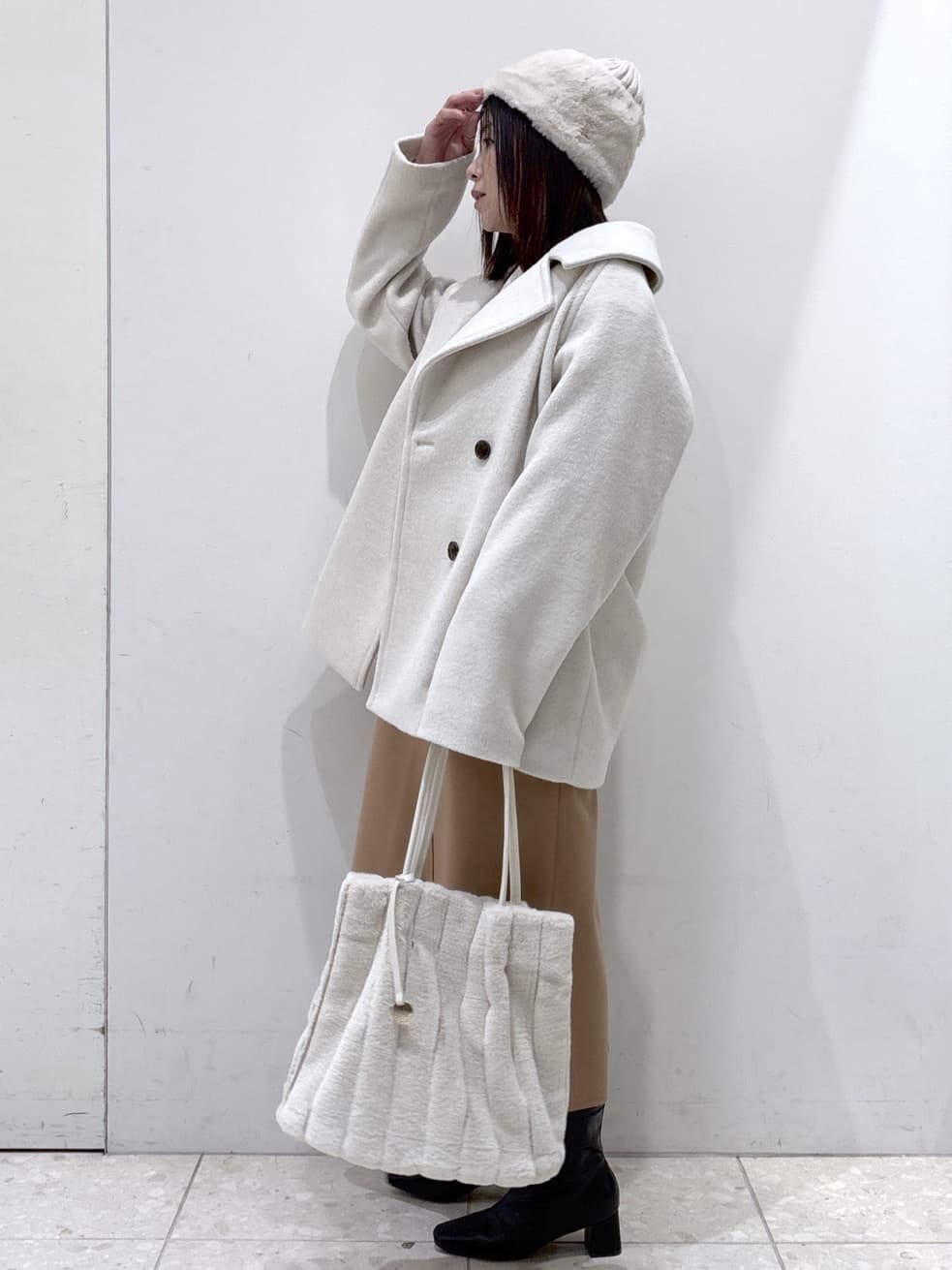 mameさんの「OPAQUE.CLIP｜カシミヤブレンドウールミドルピーコート」を使ったコーディネート