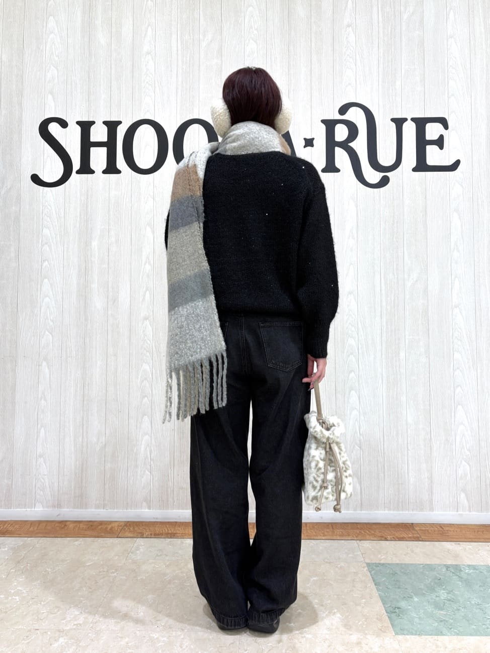 ねぎまさんの「SHOO･LA･RUE｜【洗濯機可/S-LL】上品にキラリと華やぐ スパンコールニット」を使ったコーディネート