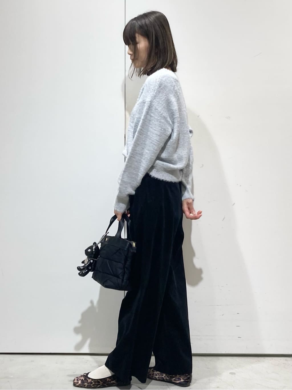Jさんの「OPAQUE.CLIP｜スパンコールフェザーVネックニット【洗濯機OK】」を使ったコーディネート