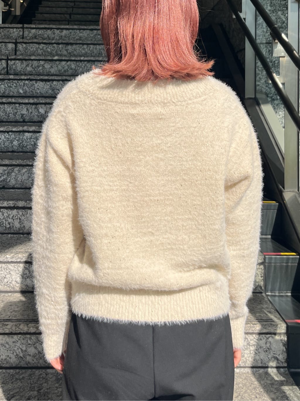 HANNAさんの「OPAQUE.CLIP｜スパンコールフェザーVネックニット【洗濯機OK】」を使ったコーディネート