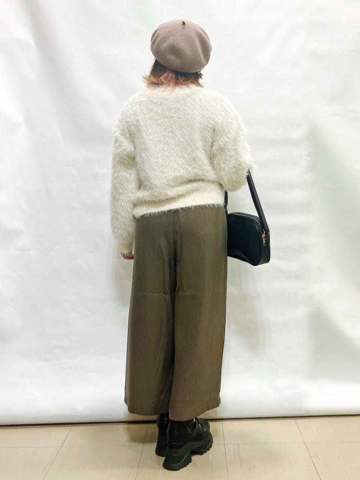 YUIさんの「SHOO･LA･RUE｜ふんわり柔らか ロゴフェザーニット」を使ったコーディネート