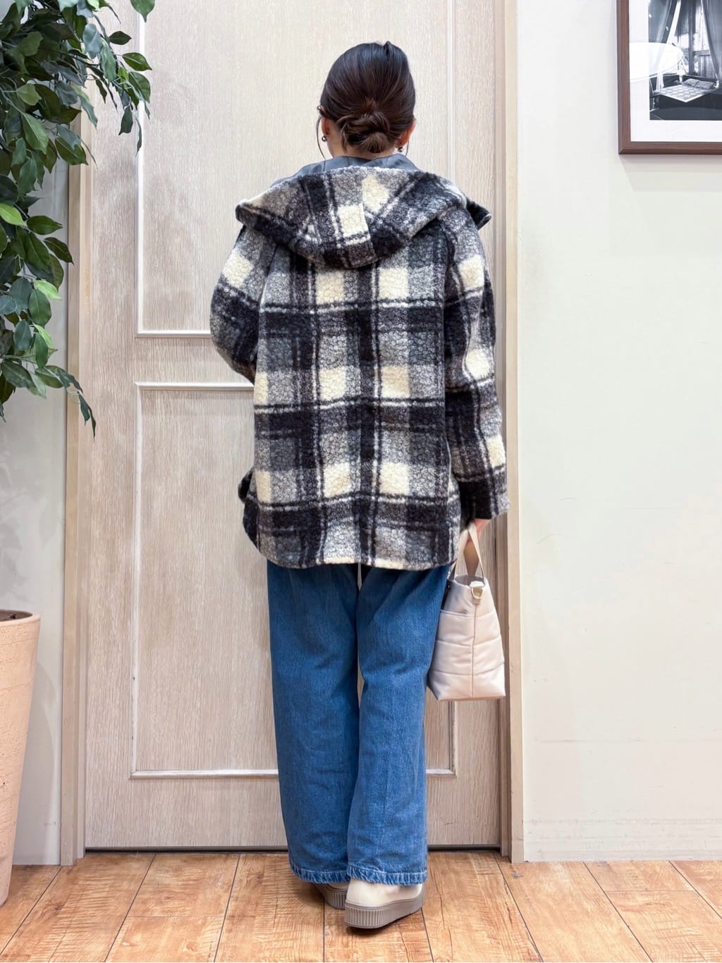なみさんの「SHOO･LA･RUE｜【高レビュー/S-LL】脚のラインを拾いにくい デニムワイドパンツ」を使ったコーディネート