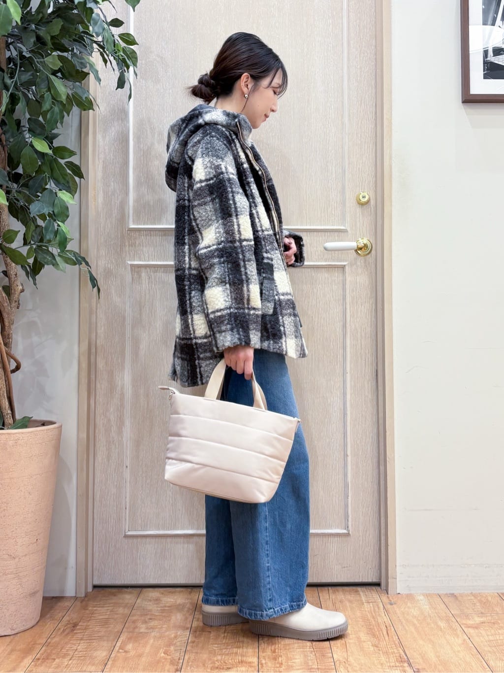 なみさんの「SHOO･LA･RUE｜【高レビュー/S-LL】脚のラインを拾いにくい デニムワイドパンツ」を使ったコーディネート