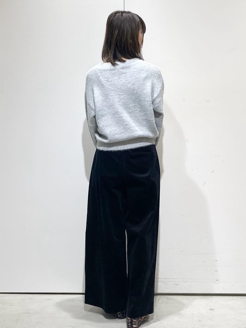 Jさんの「OPAQUE.CLIP｜スパンコールフェザーVネックニット【洗濯機OK】」を使ったコーディネート