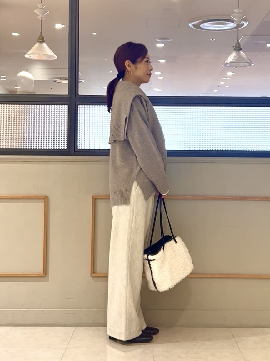 𝑹𝑶𝑴𝑰さんの「INDIVI｜【冬ニット人気NO．1！／カシミヤ混】ミドルゲージハイネックニット」を使ったコーディネート