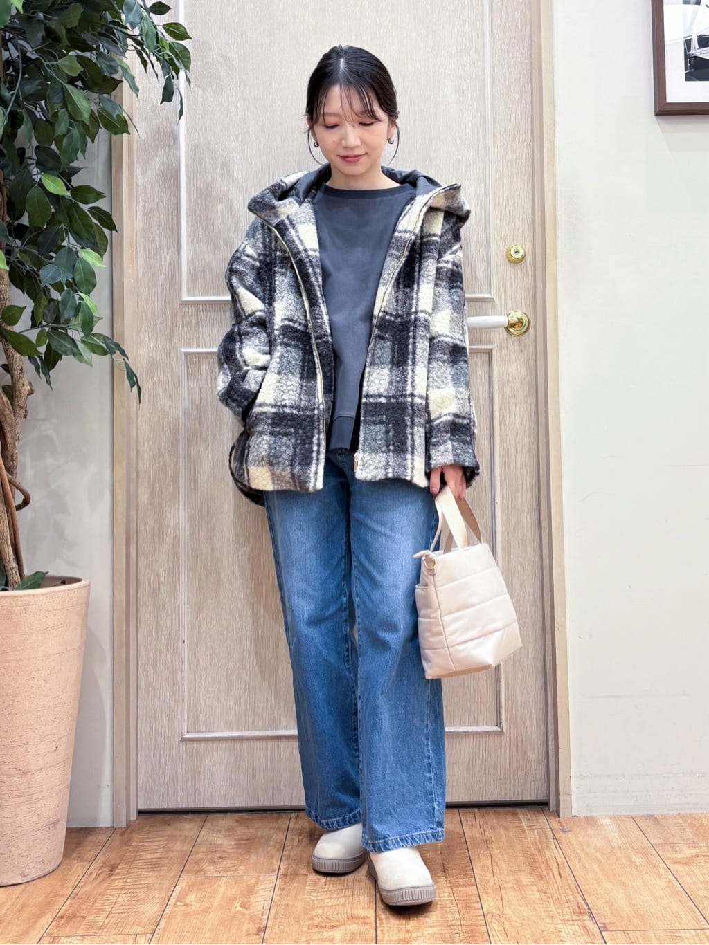 なみさんの「SHOO･LA･RUE｜【高レビュー/S-LL】脚のラインを拾いにくい デニムワイドパンツ」を使ったコーディネート