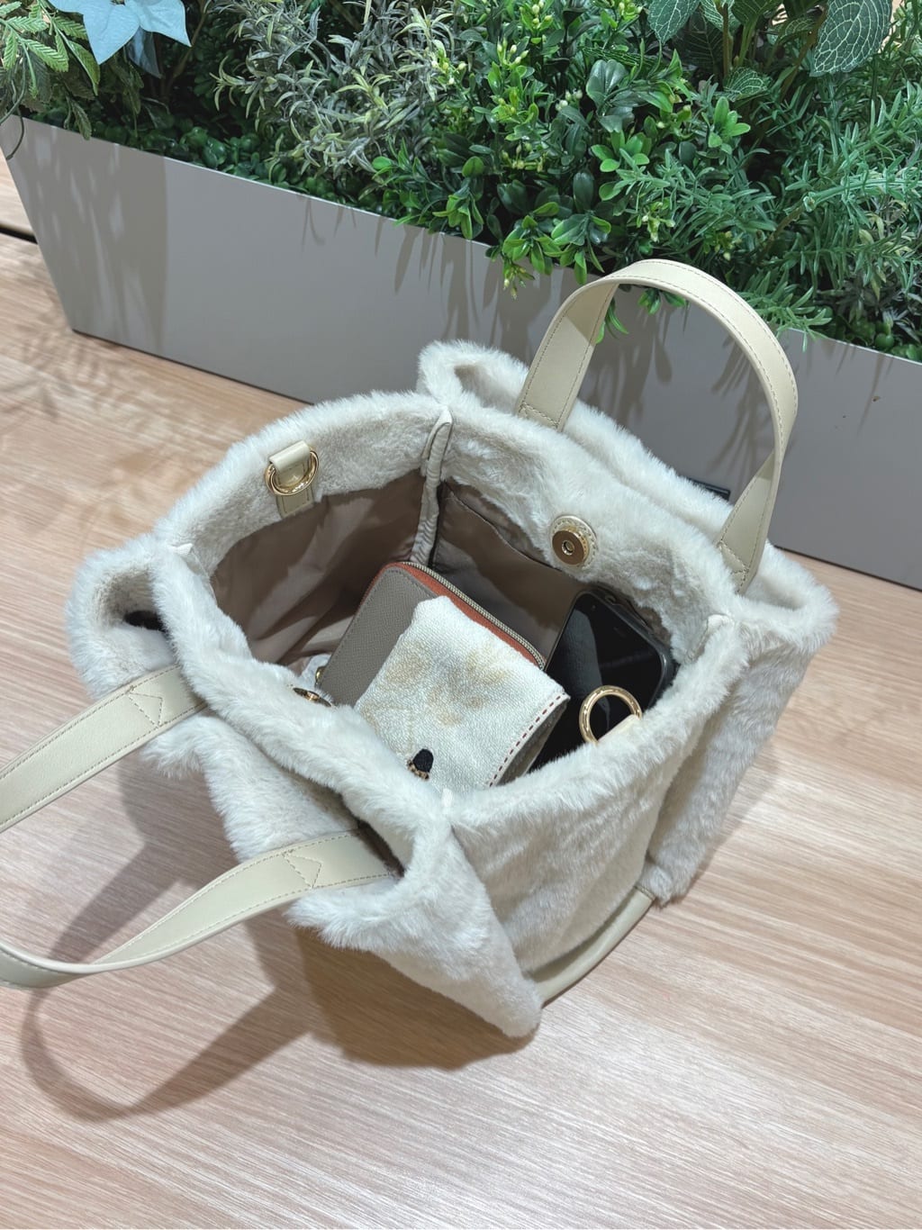 r.kokuさんの「【5ポケット】ベルト飾り三層フェイクファートート」を使ったコーディネート