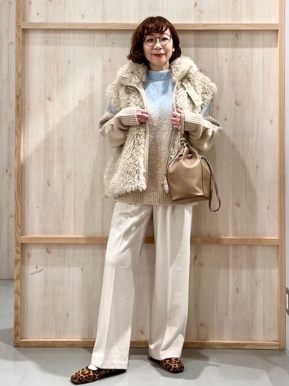 nakoさんの「THE SHOP TK｜プラスするだけでこなれ見え ボアベスト」を使ったコーディネート