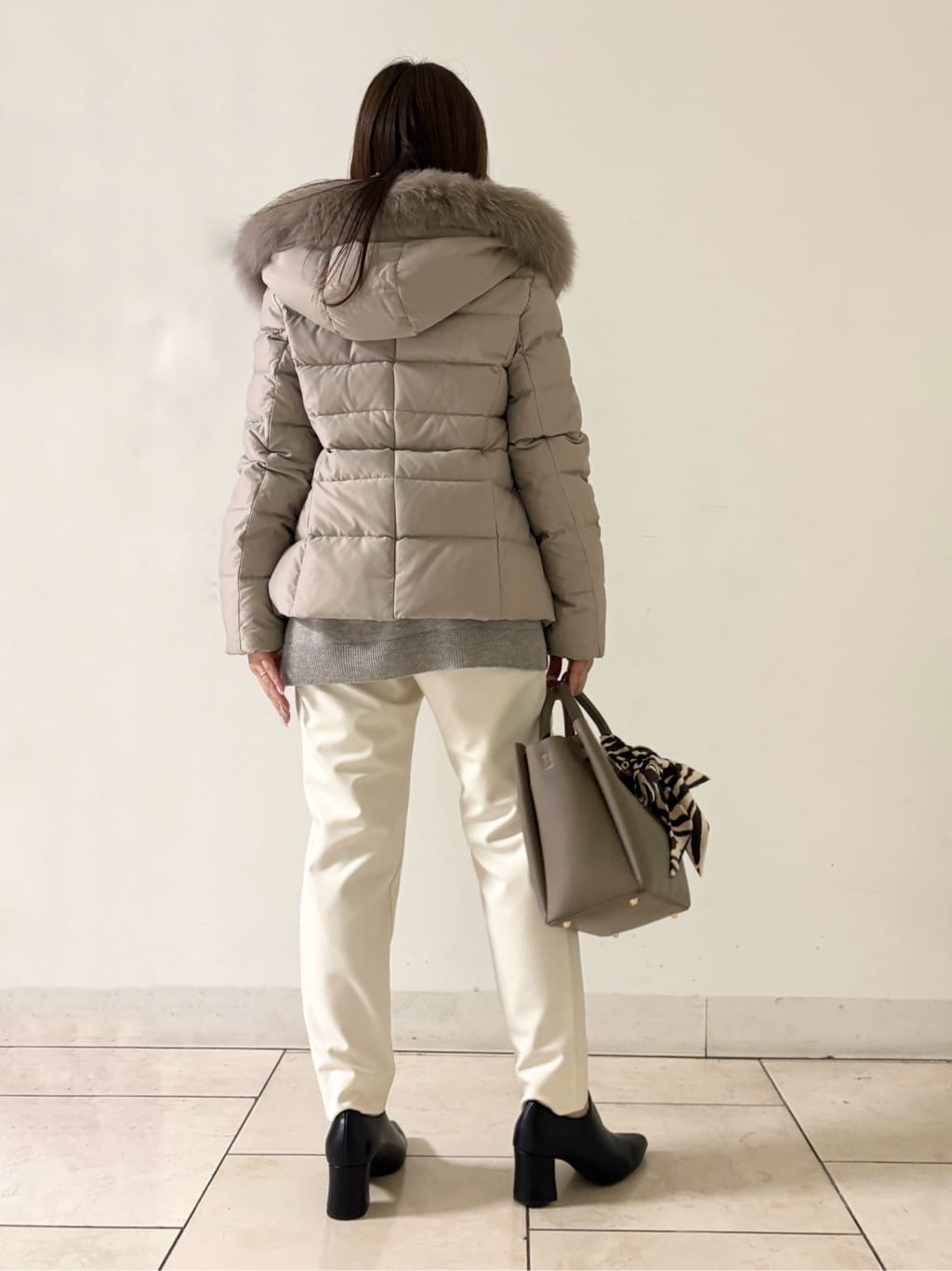 kahoさんの「INDIVI｜【洗える／チュニック丈／カシミヤ混】スリットデザインVネックニット」を使ったコーディネート