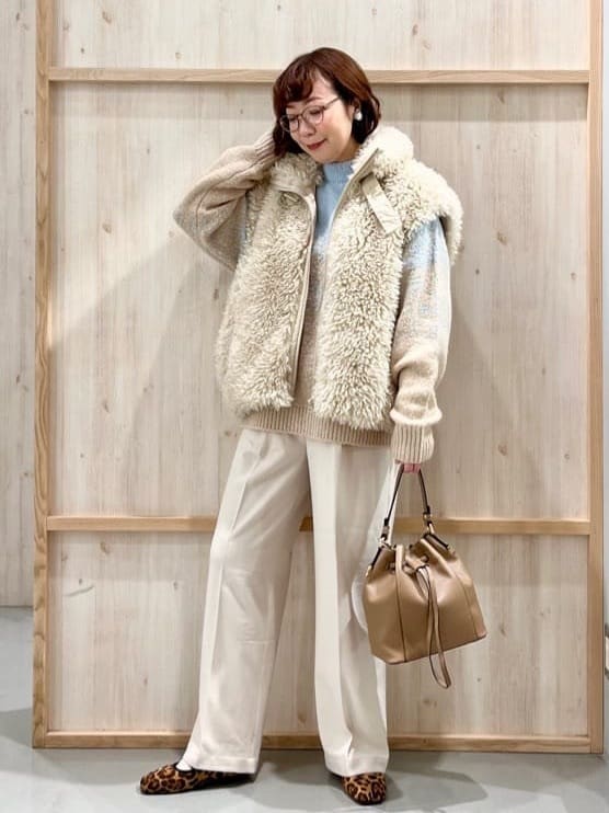 nakoさんの「THE SHOP TK｜プラスするだけでこなれ見え ボアベスト」を使ったコーディネート