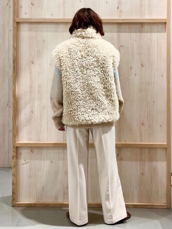 nakoさんの「THE SHOP TK｜プラスするだけでこなれ見え ボアベスト」を使ったコーディネート