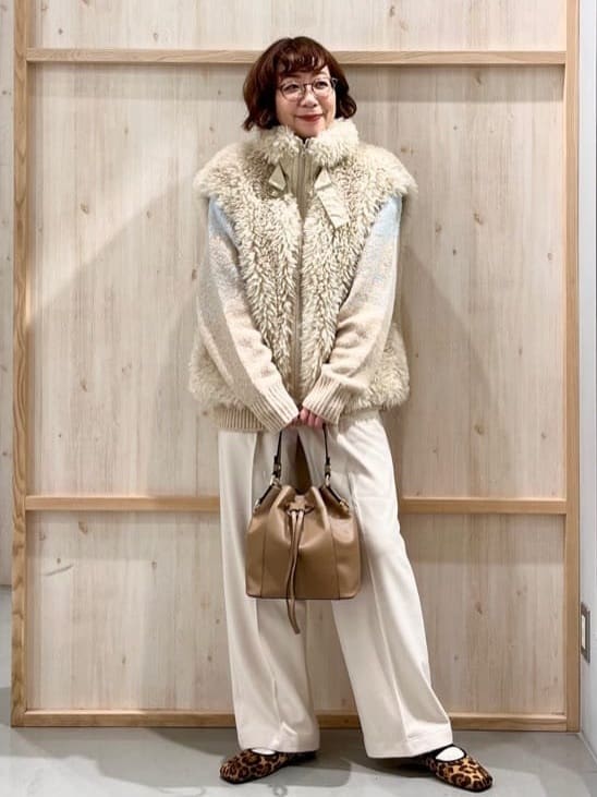 nakoさんの「THE SHOP TK｜プラスするだけでこなれ見え ボアベスト」を使ったコーディネート