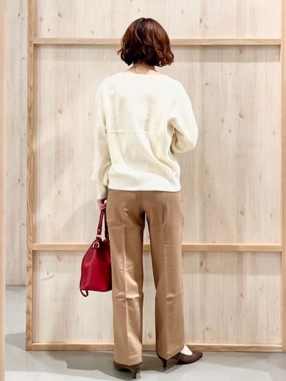 nakoさんの「THE SHOP TK｜【すっきりシルエットが叶う】大人のためのVネックニット/毛玉になりにくい/静電気防止/洗濯機OK」を使ったコーディネート