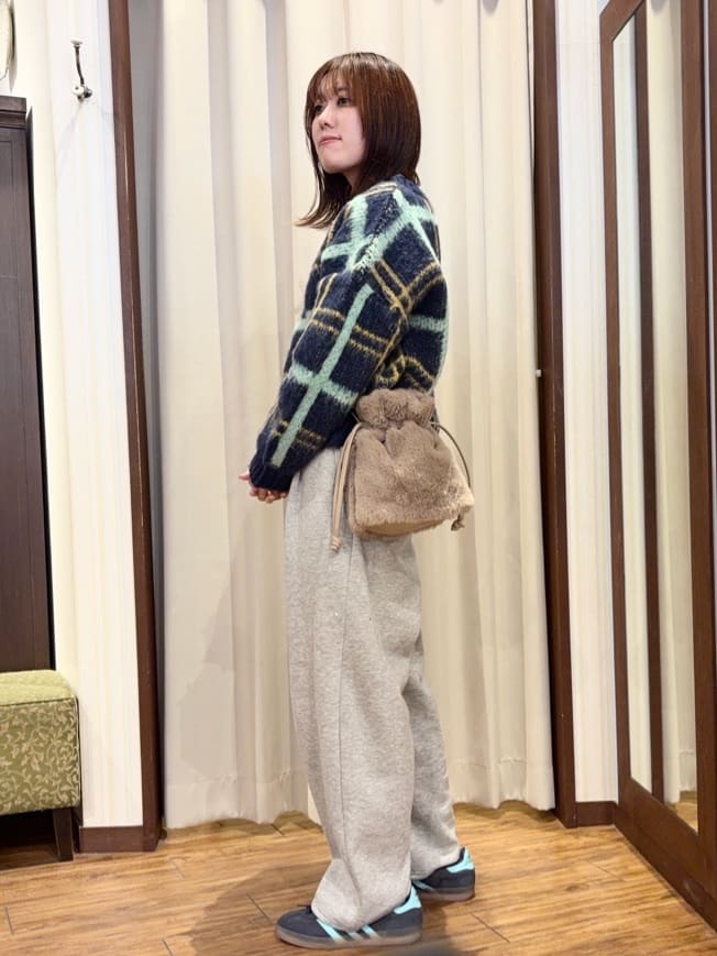 yuzukaさんの「SHOO･LA･RUE｜【洗濯機可/あったか/S-LL】裏起毛ストーン付き スウェットカーブパンツ」を使ったコーディネート