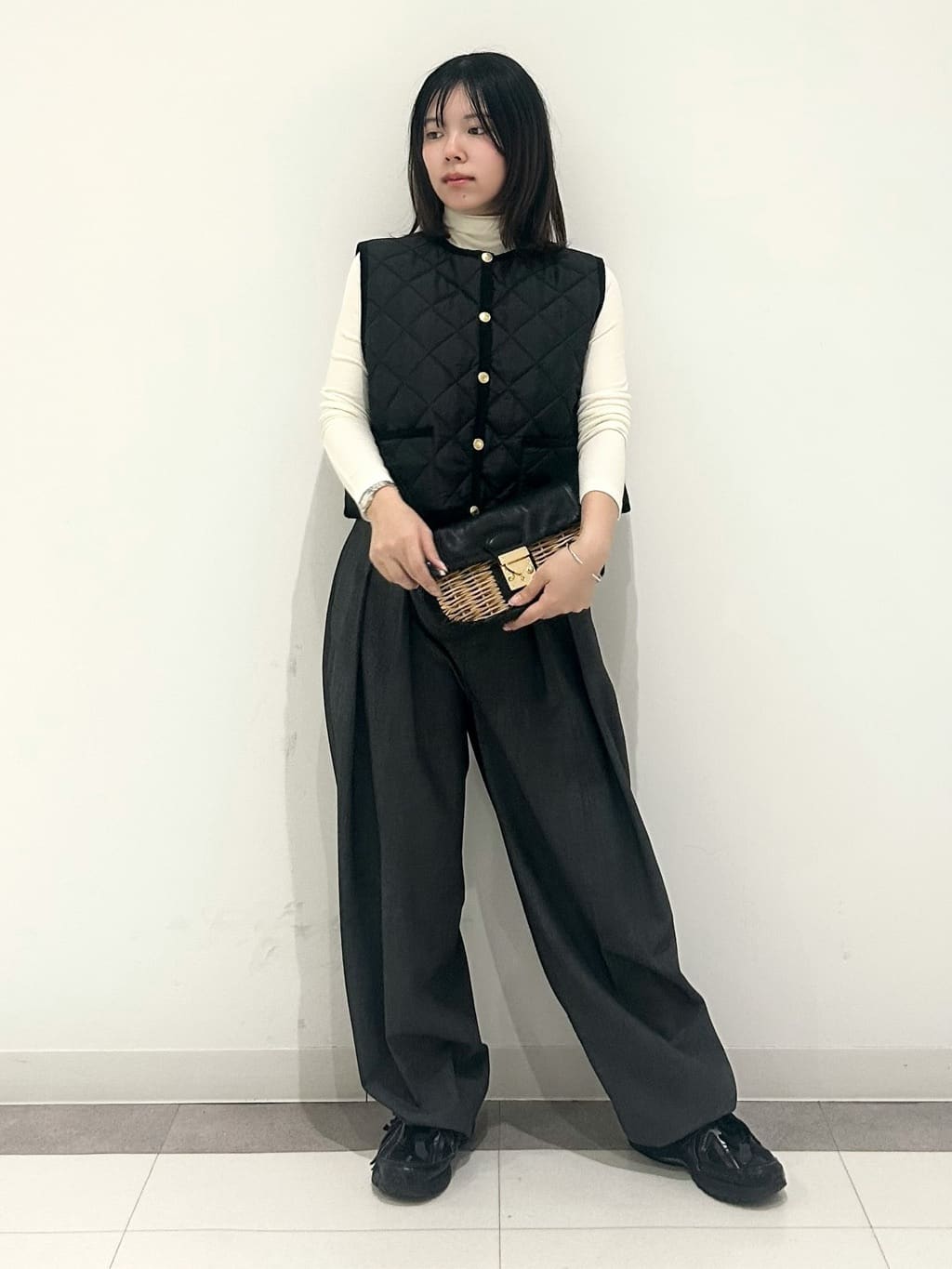 とりみさんの「DRESSTERIOR｜【インナー使いに最適/しっとり暖かな吸湿発熱素材】タートルネックプルオーバー」を使ったコーディネート