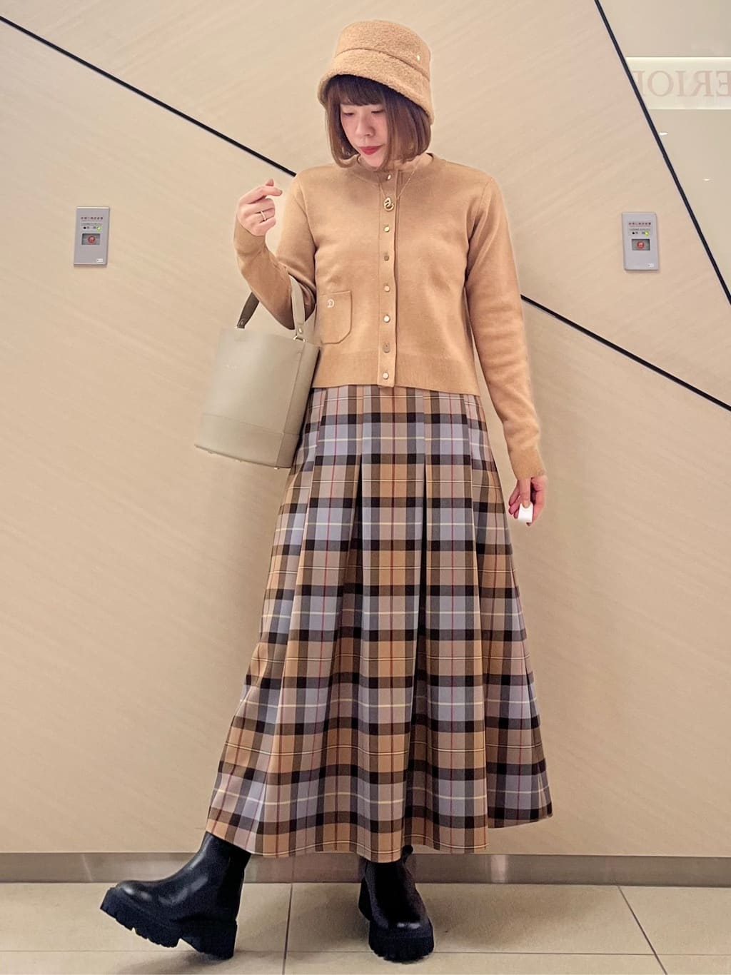 yahataさんの「DRESSTERIOR｜◆チェックタックソフトプリーツスカート」を使ったコーディネート