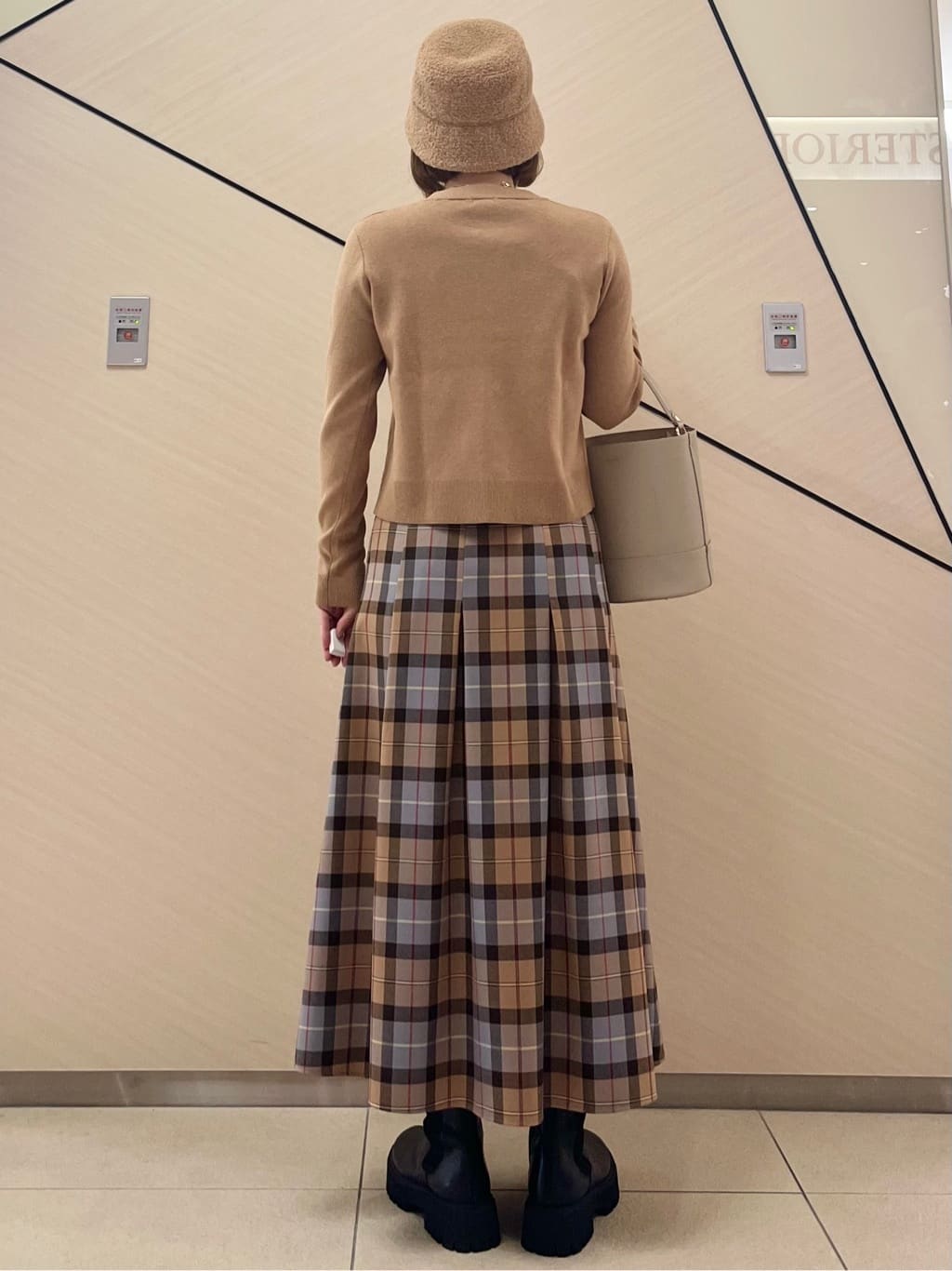 yahataさんの「DRESSTERIOR｜◆チェックタックソフトプリーツスカート」を使ったコーディネート