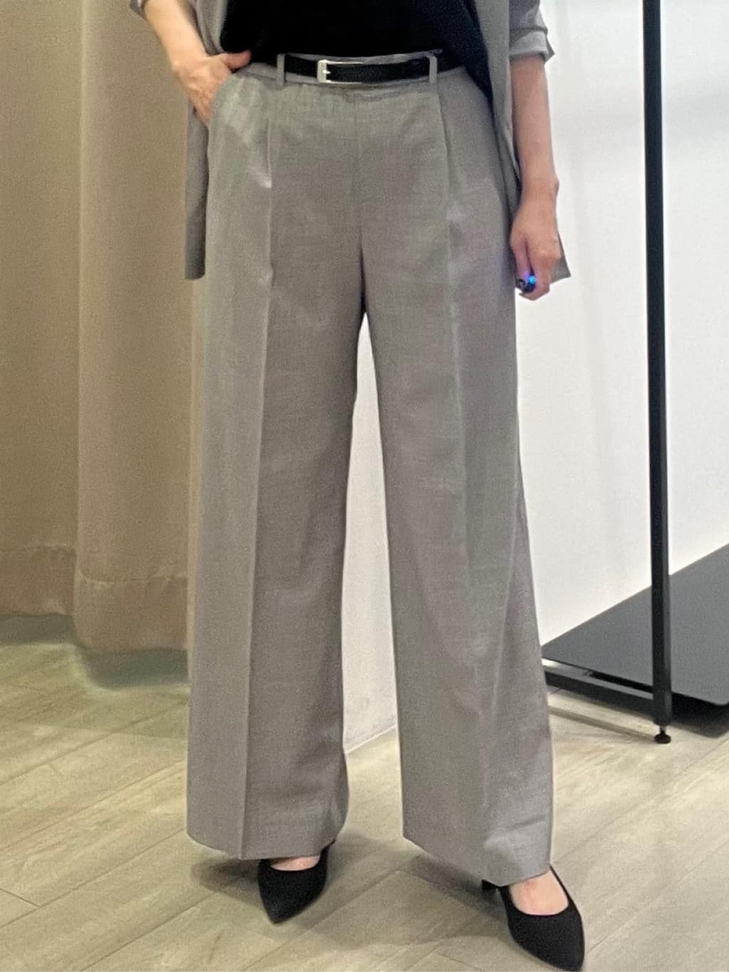 TOMOMIさんの「INDIVI｜【洗える／セットアップ可能】凹凸ストレッチ素材ストレートパンツ」を使ったコーディネート
