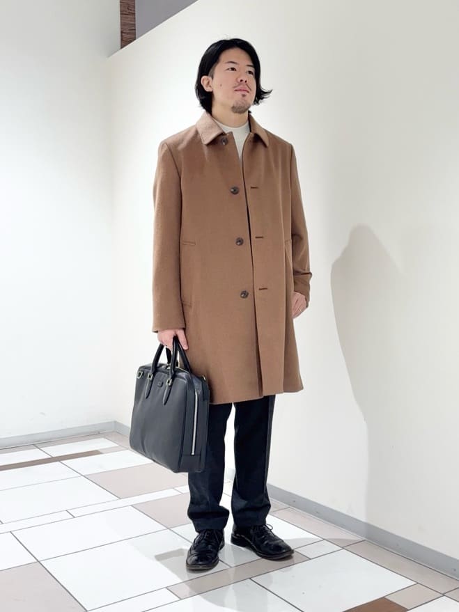 及川さんの「TAKEO KIKUCHI｜カシミヤブレンド ビーバー調ステンカラーコート」を使ったコーディネート